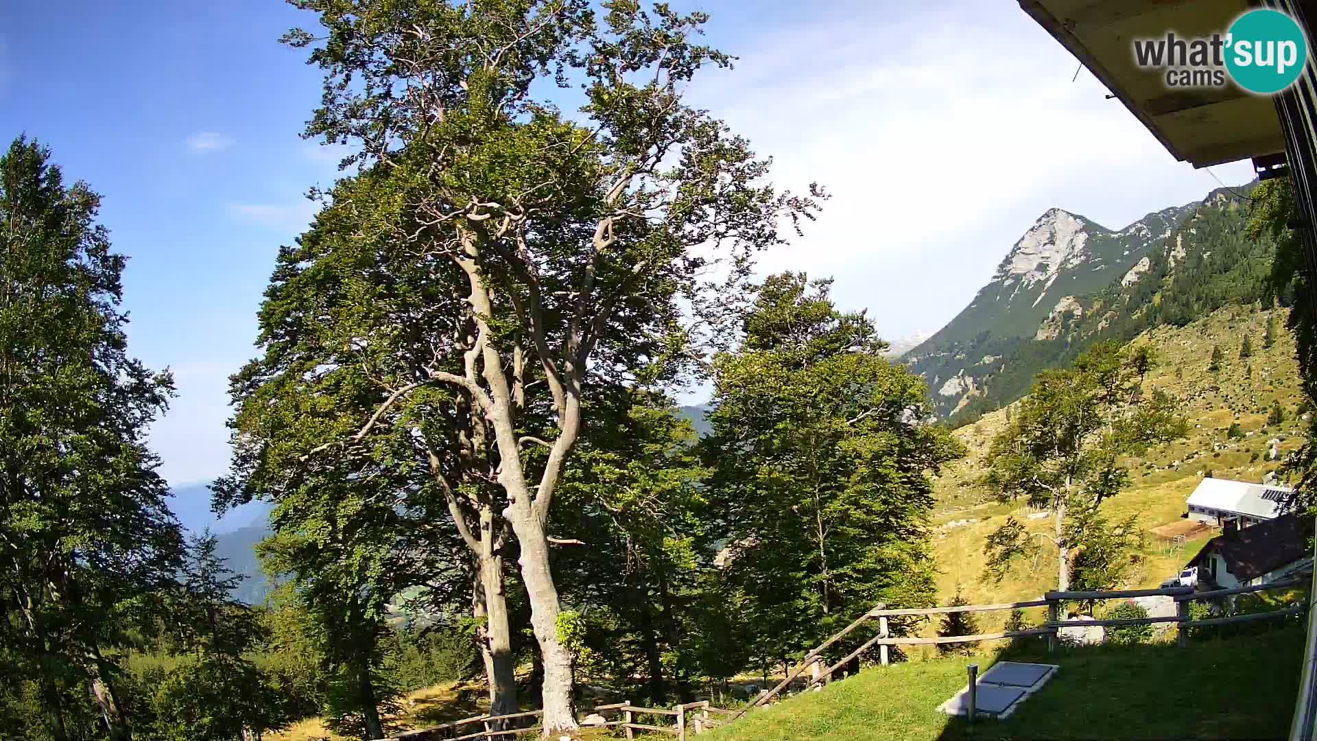Cámara en vivo de la cabaña de montaña Planina Razor (1315) | vista hacia Tolminski Migovec