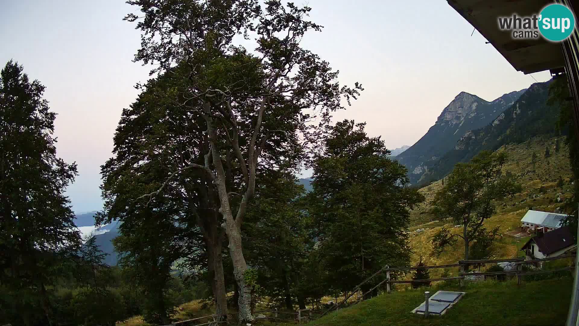 Cámara en vivo de la cabaña de montaña Planina Razor (1315) | vista hacia Tolminski Migovec