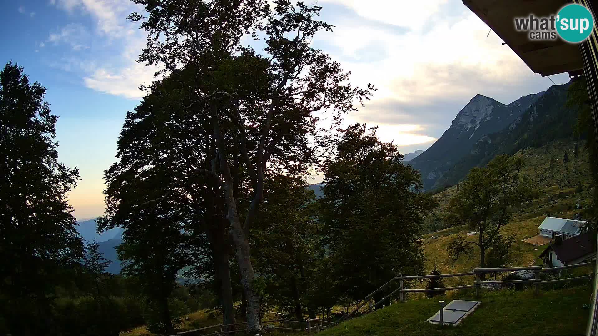 Cámara en vivo de la cabaña de montaña Planina Razor (1315) | vista hacia Tolminski Migovec