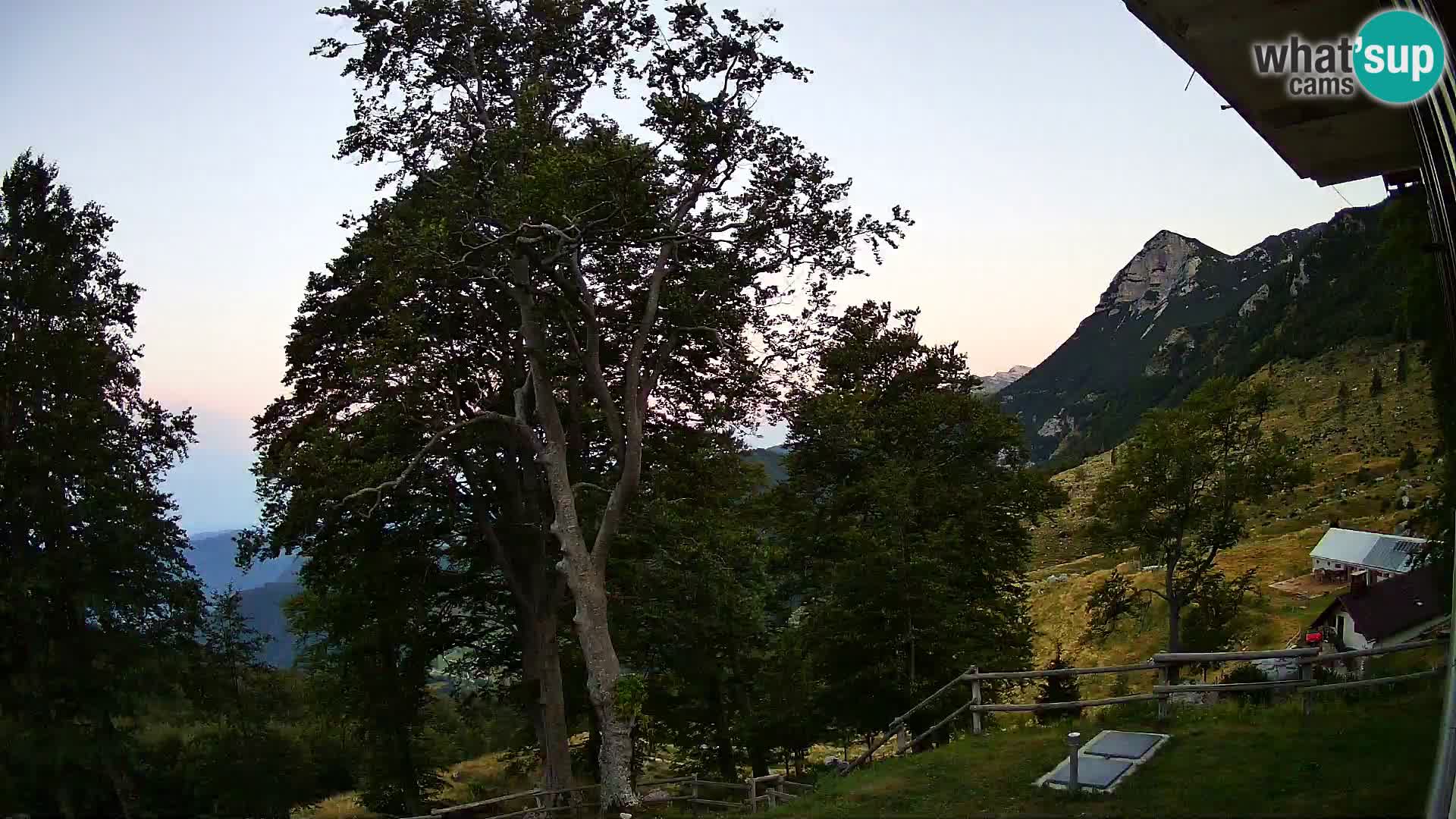 Planina Razor Mountain Hut live cam (1315) | view to Tolminski Migovec