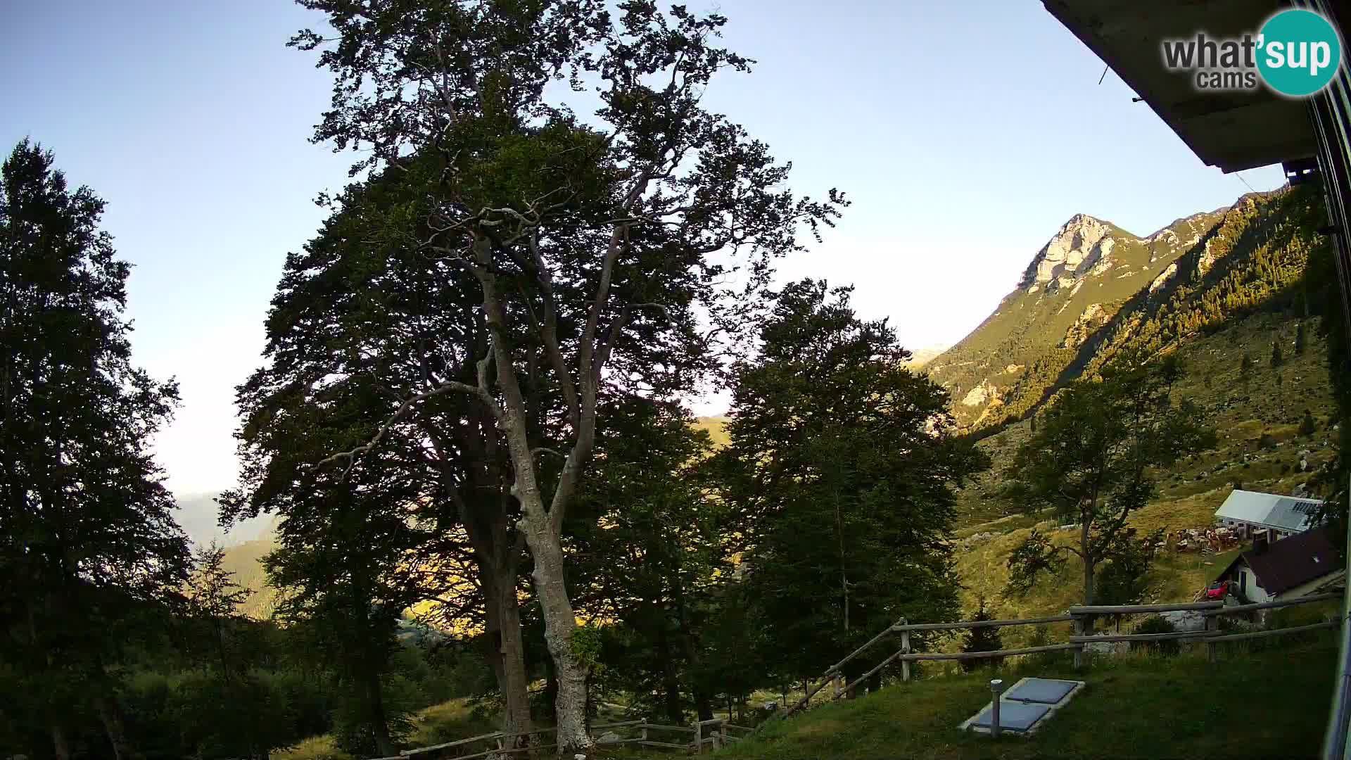 Koča na Planini Razor spletna kamera (1315) | Pogled na Tolminski Migovec