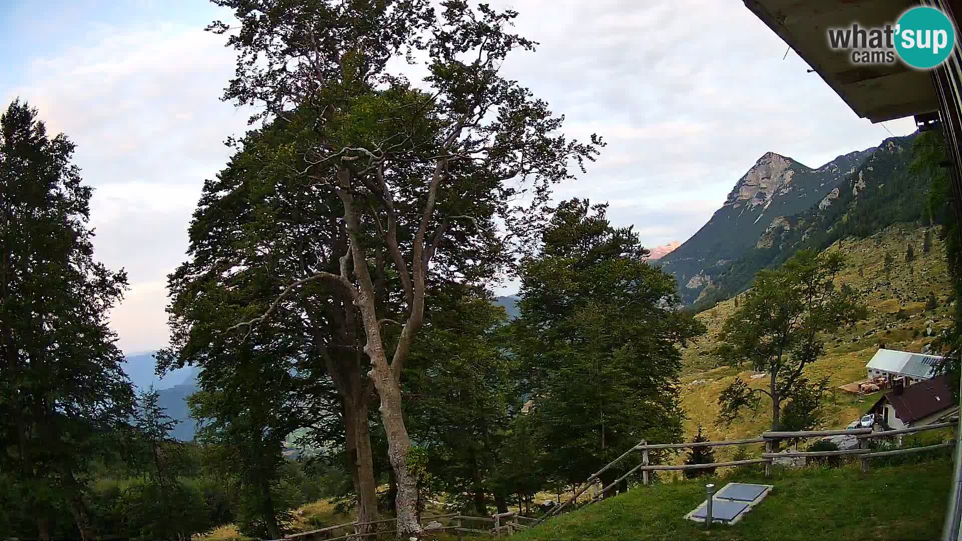 Baita di montagna Planina Razor webcam (1315) | vista su Tolminski Migovec