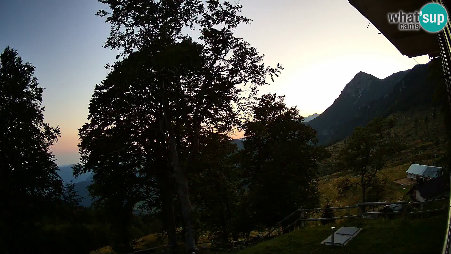 Baita di montagna Planina Razor webcam (1315) | vista su Tolminski Migovec