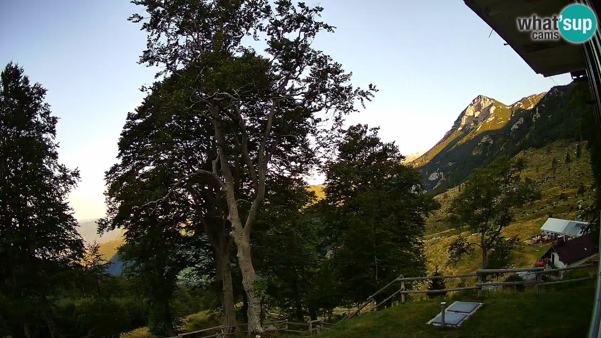 Baita di montagna Planina Razor webcam (1315) | vista su Tolminski Migovec