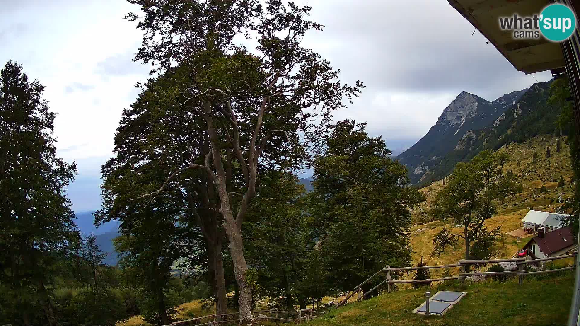Cámara en vivo de la cabaña de montaña Planina Razor (1315) | vista hacia Tolminski Migovec