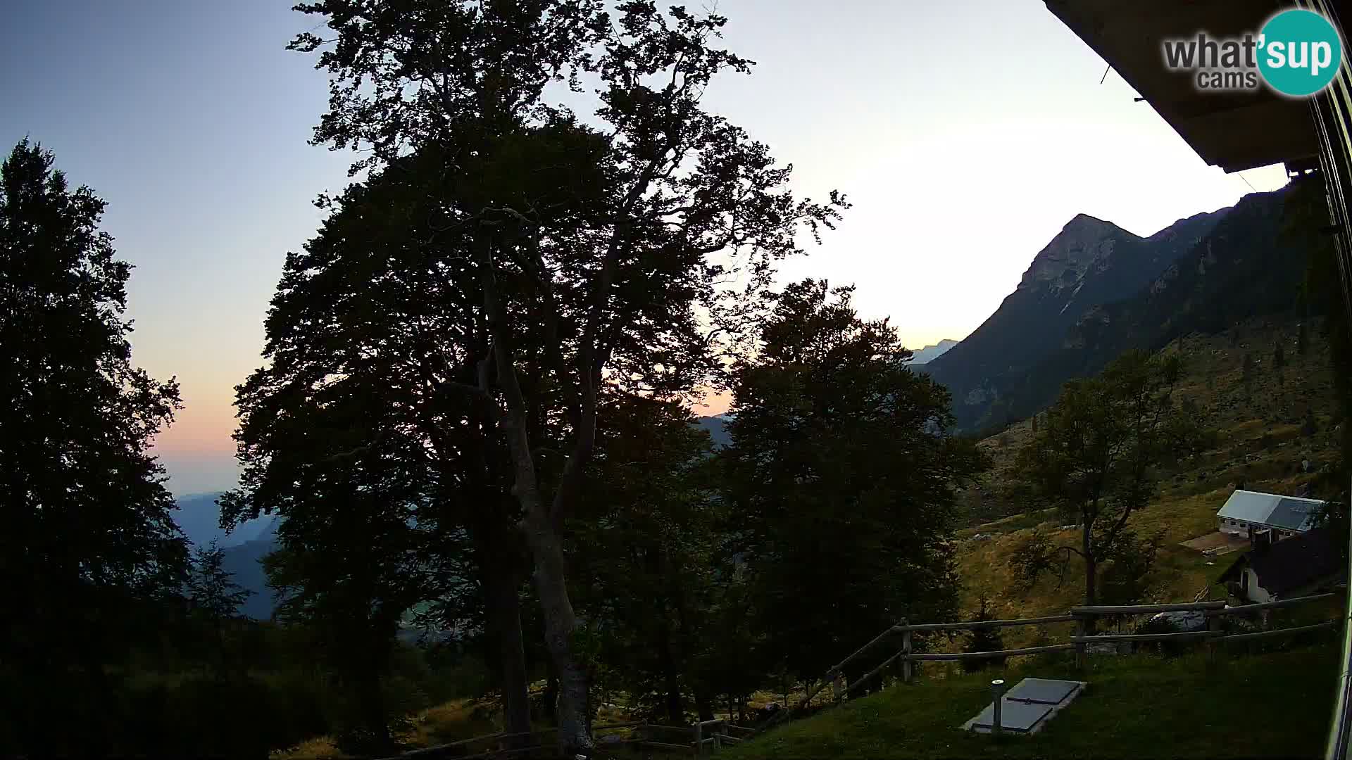 Planina Razor Mountain Hut live cam (1315) | view to Tolminski Migovec