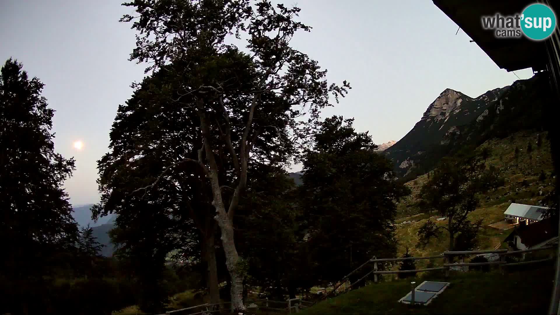 Koča na Planini Razor spletna kamera (1315) | Pogled na Tolminski Migovec