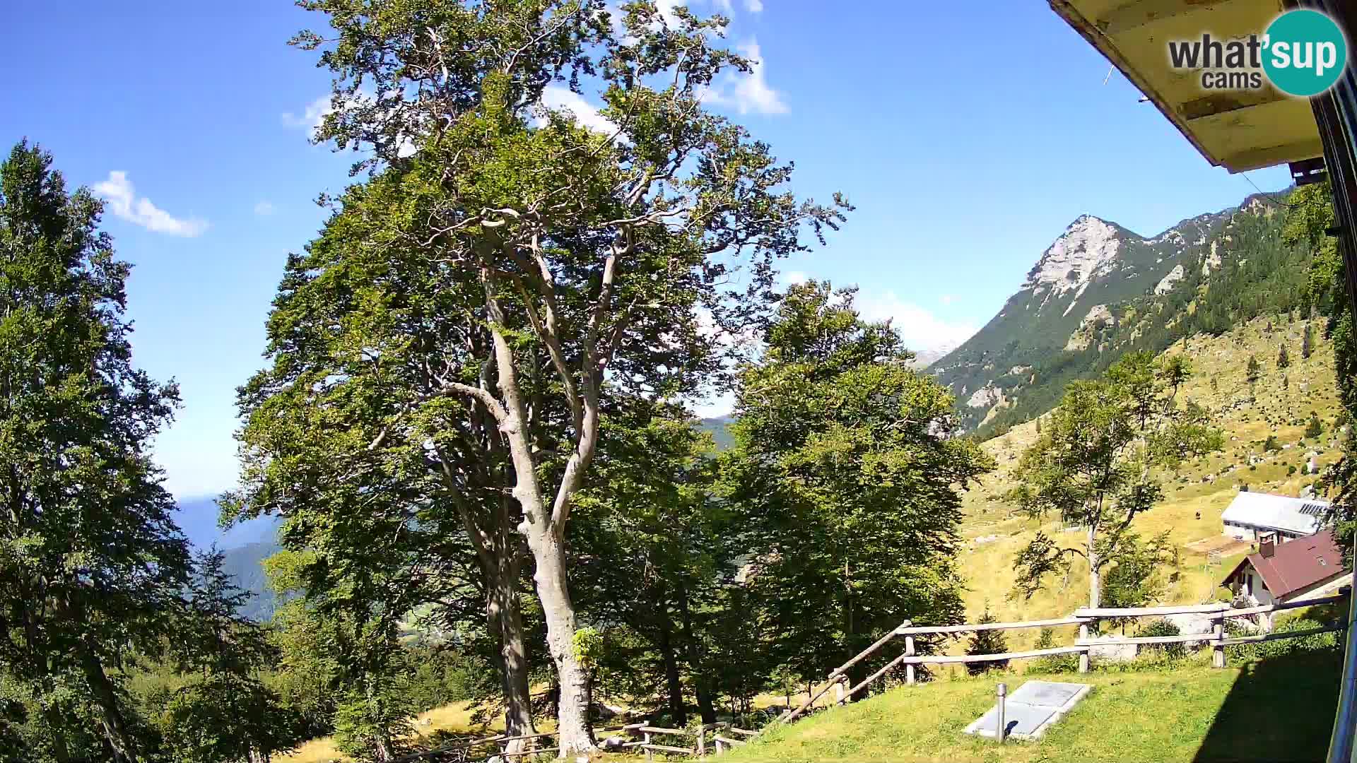 Cámara en vivo de la cabaña de montaña Planina Razor (1315) | vista hacia Tolminski Migovec