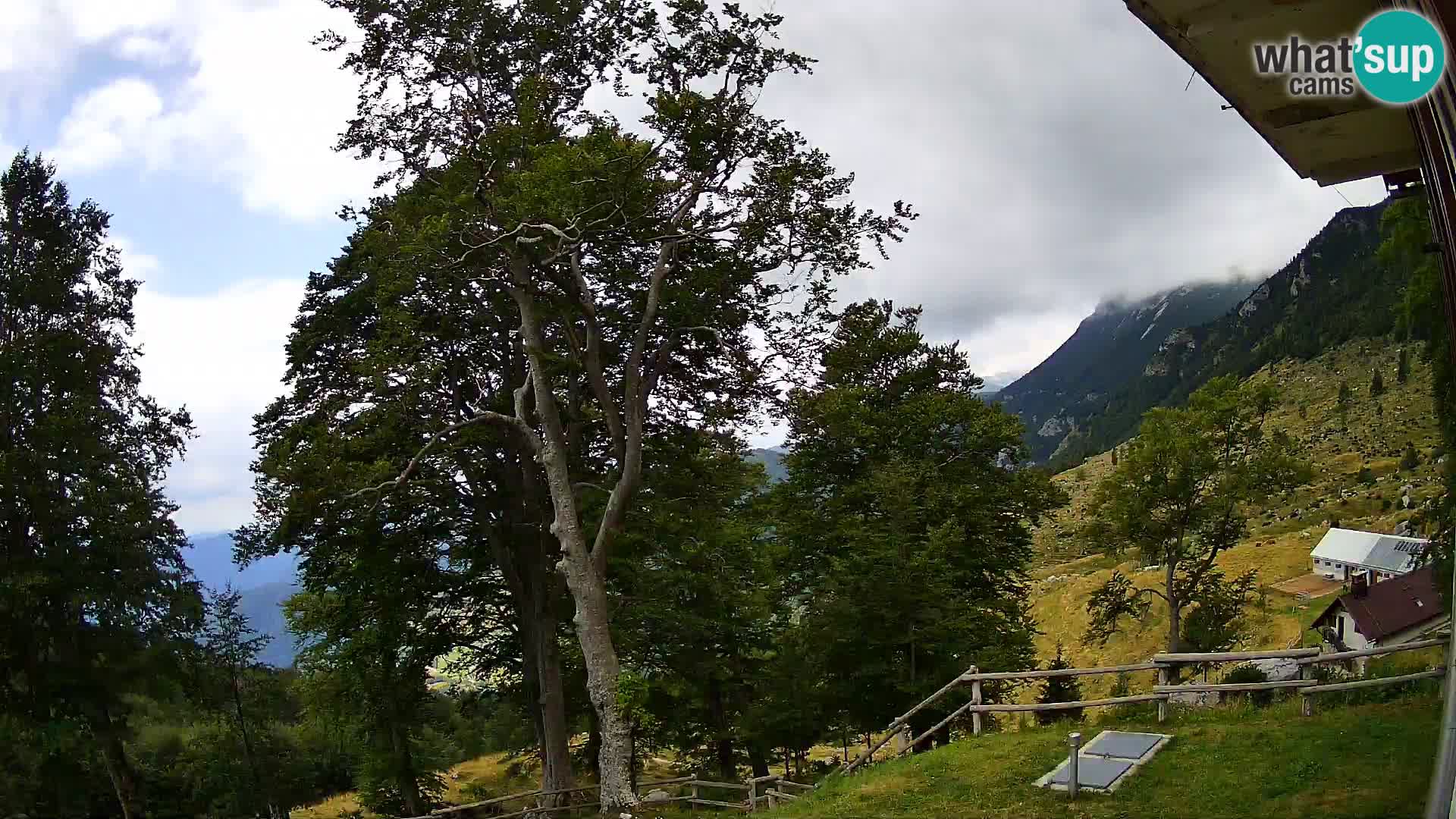 Cámara en vivo de la cabaña de montaña Planina Razor (1315) | vista hacia Tolminski Migovec