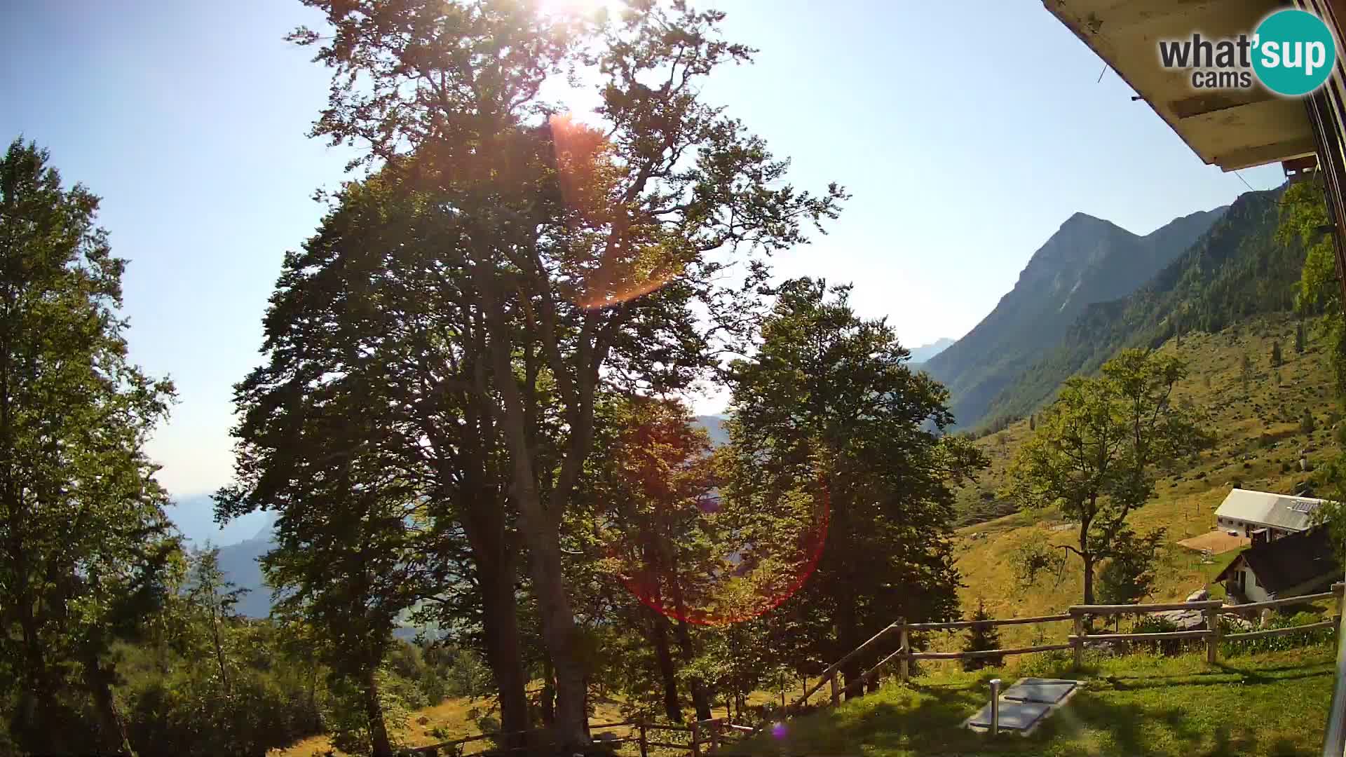 Baita di montagna Planina Razor webcam (1315) | vista su Tolminski Migovec
