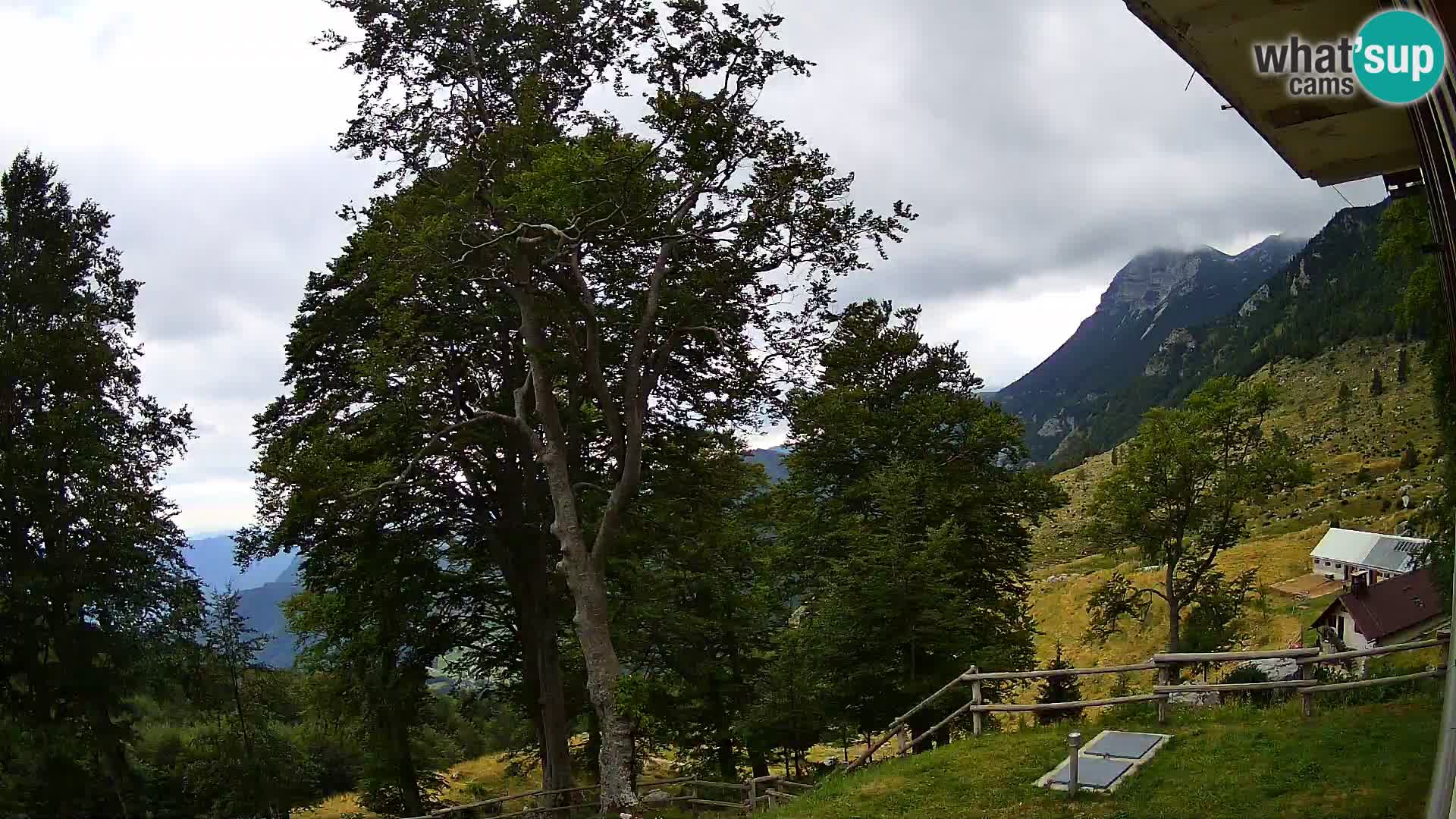 Baita di montagna Planina Razor webcam (1315) | vista su Tolminski Migovec