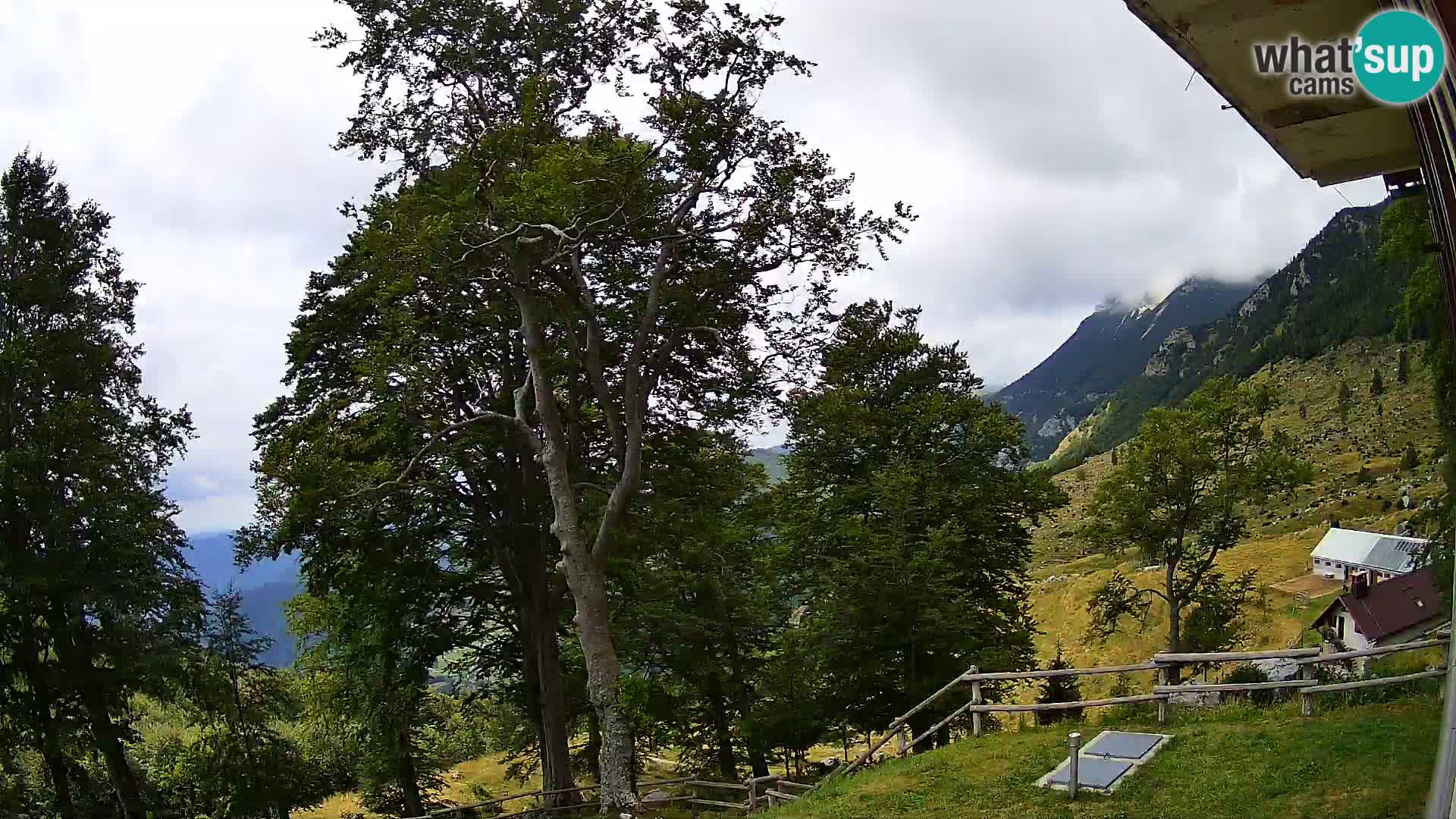 Koča na Planini Razor spletna kamera (1315) | Pogled na Tolminski Migovec