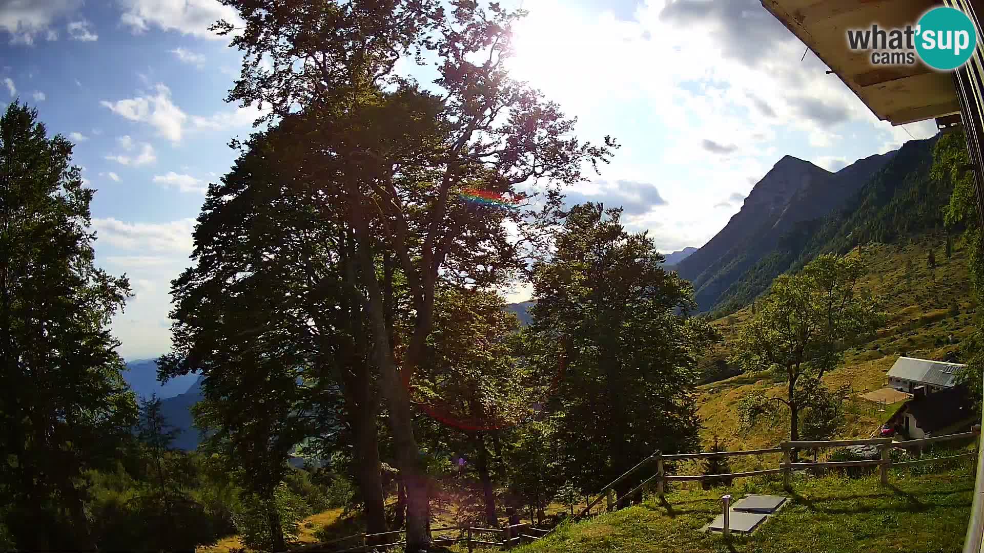 Cámara en vivo de la cabaña de montaña Planina Razor (1315) | vista hacia Tolminski Migovec