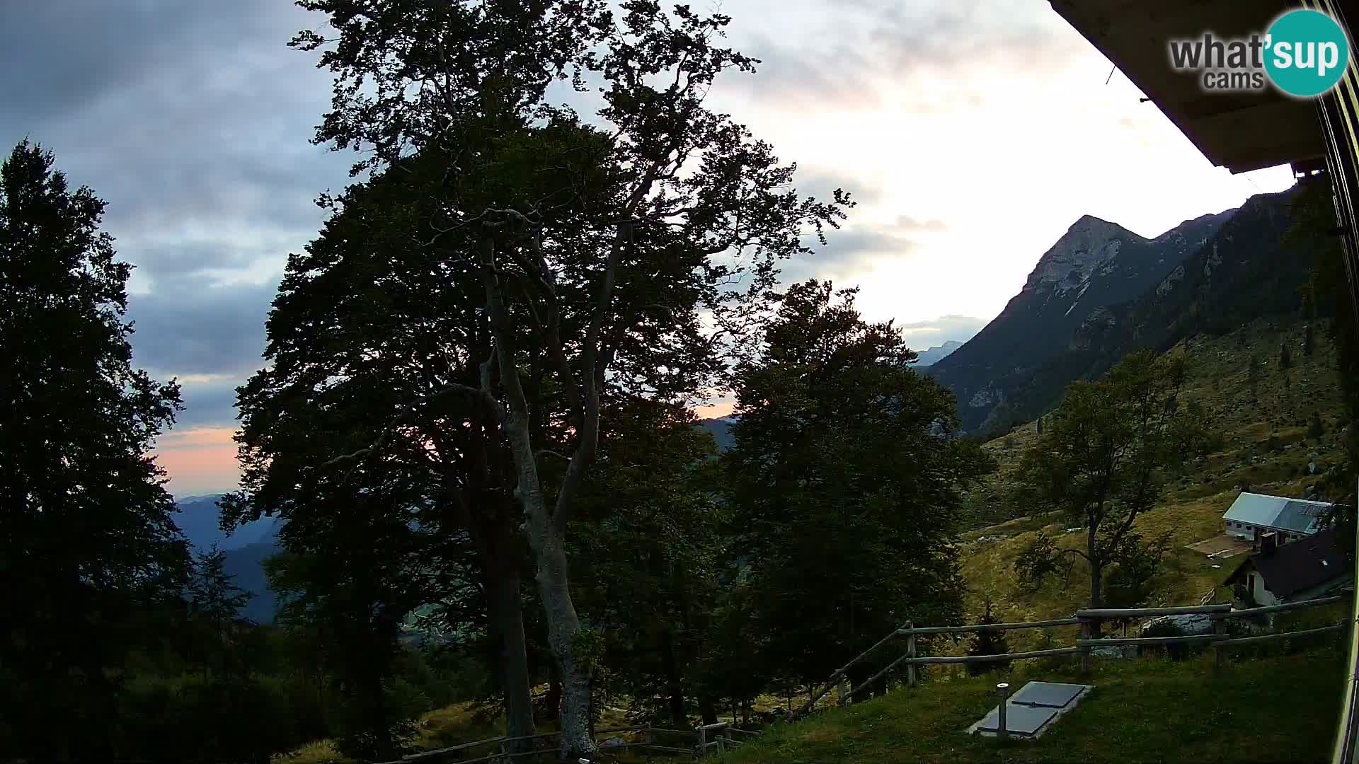Baita di montagna Planina Razor webcam (1315) | vista su Tolminski Migovec