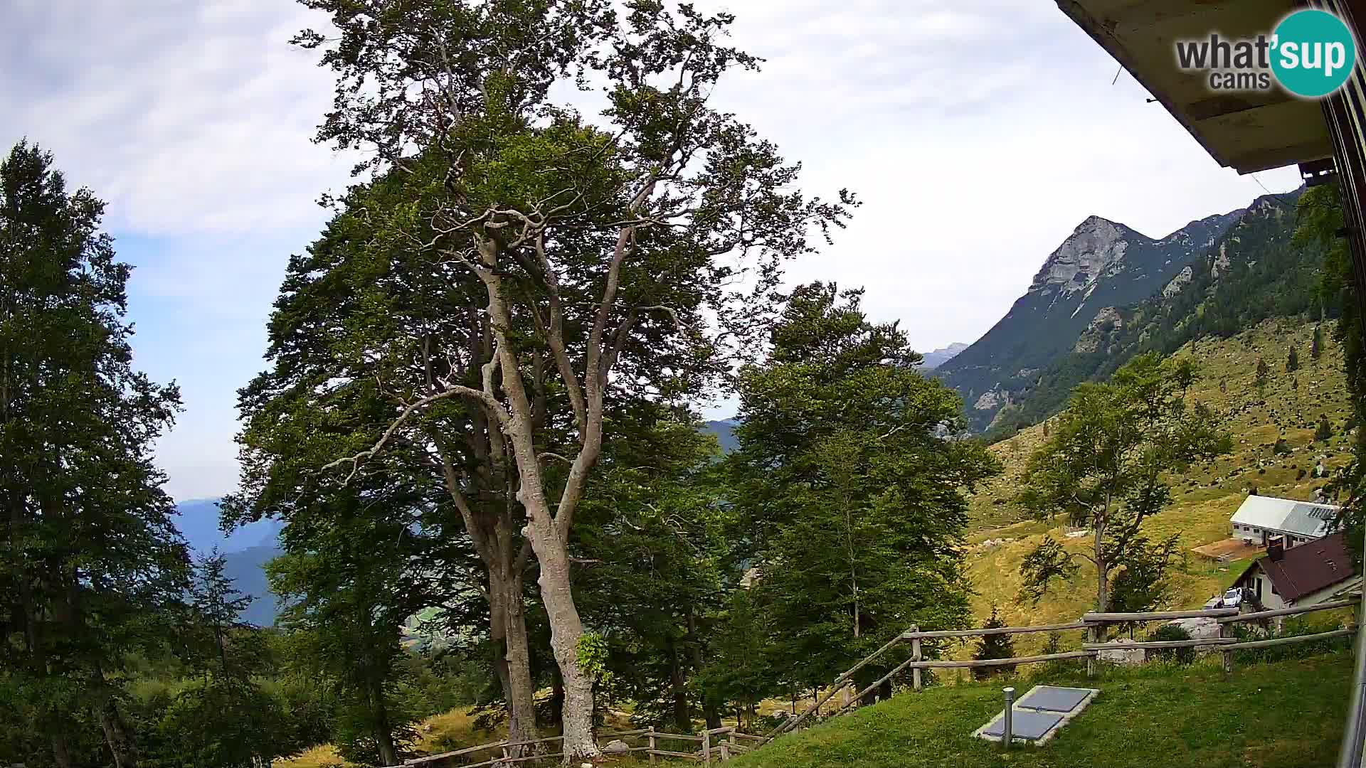 Cámara en vivo de la cabaña de montaña Planina Razor (1315) | vista hacia Tolminski Migovec