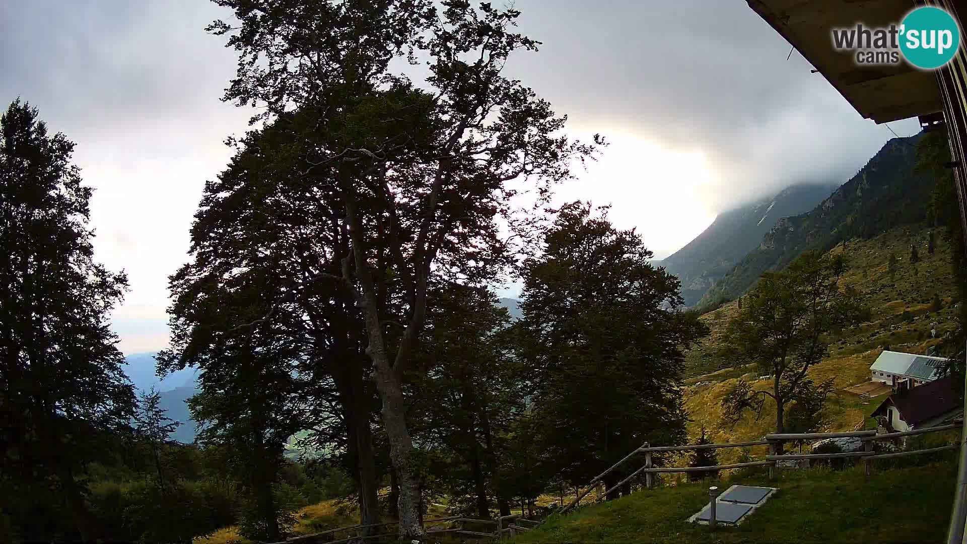 Planina Razor Bergütte Webcam (1315) | Blick auf Tolminski Migovec