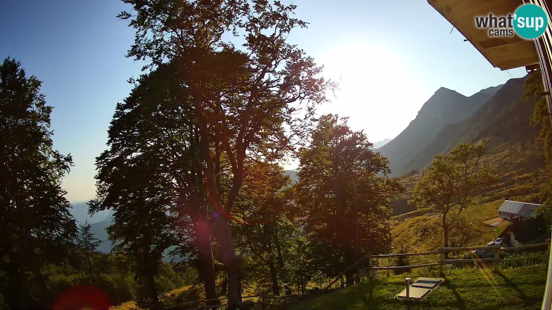 Planina Razor Bergütte Webcam (1315) | Blick auf Tolminski Migovec