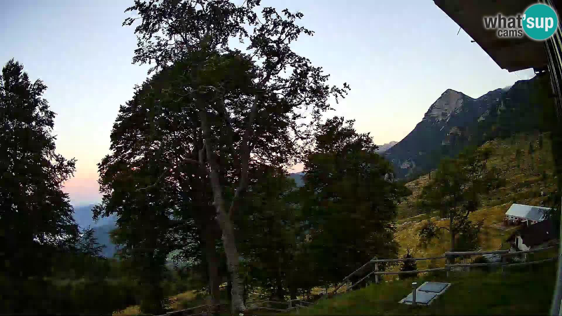 Cámara en vivo de la cabaña de montaña Planina Razor (1315) | vista hacia Tolminski Migovec