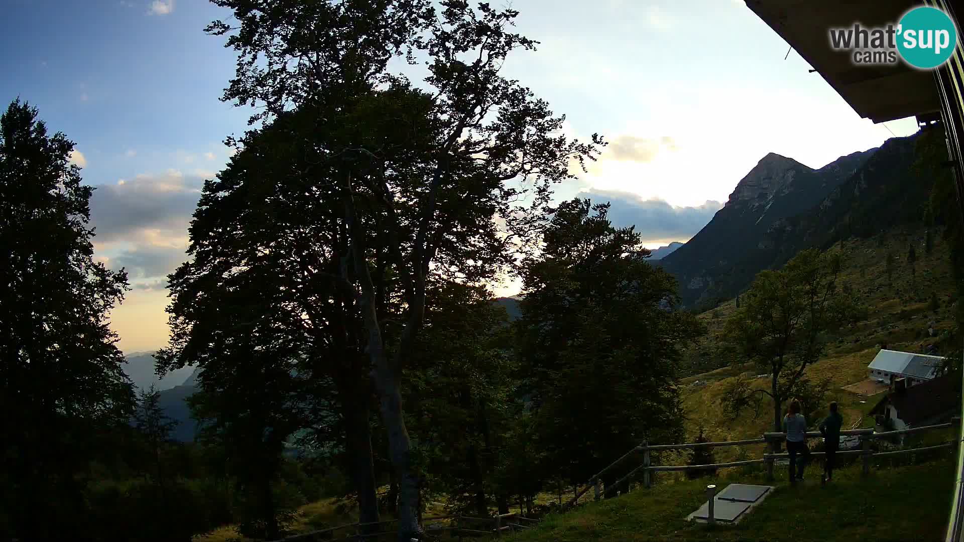 Cámara en vivo de la cabaña de montaña Planina Razor (1315) | vista hacia Tolminski Migovec