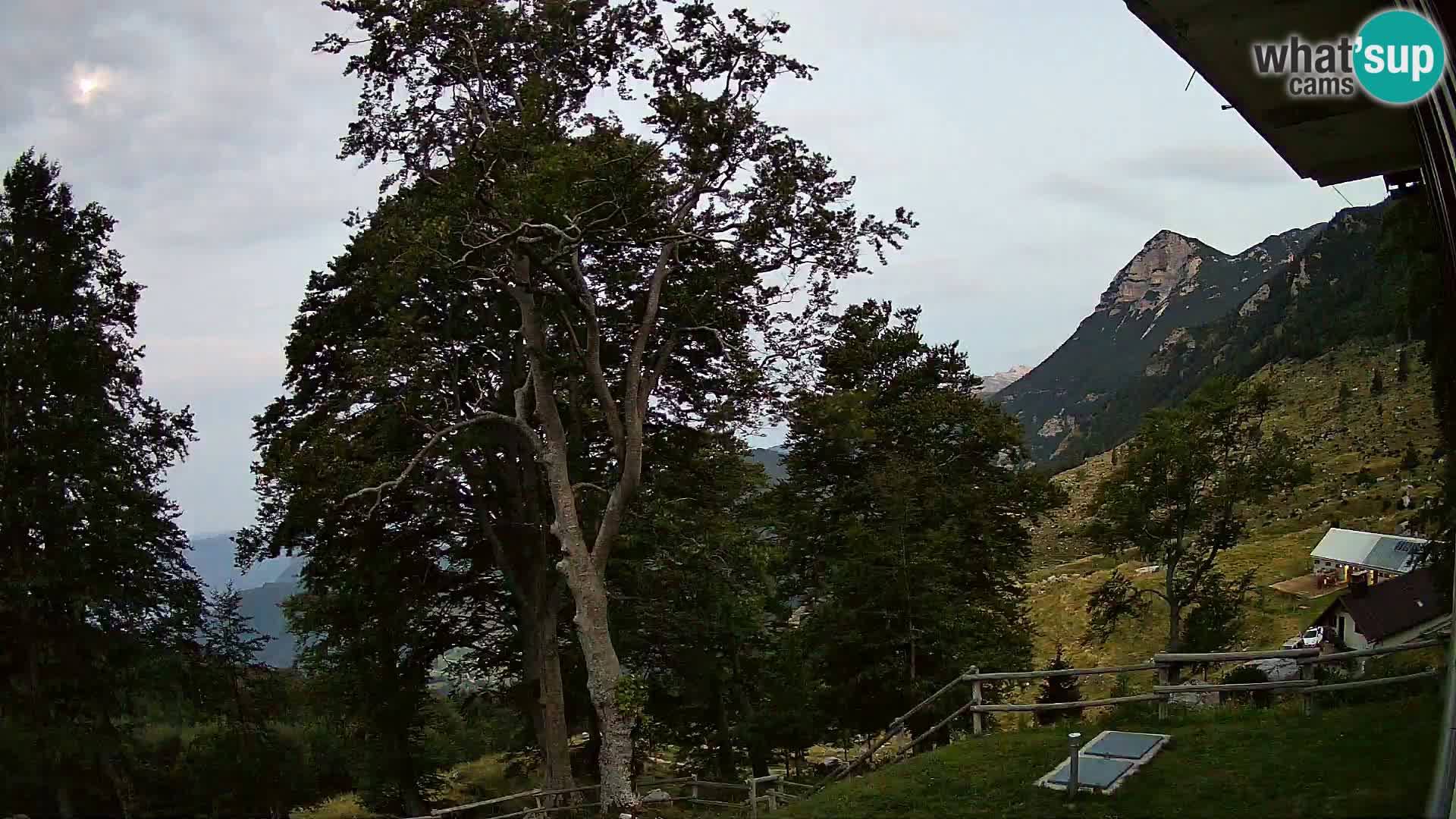 Koča na Planini Razor spletna kamera (1315) | Pogled na Tolminski Migovec