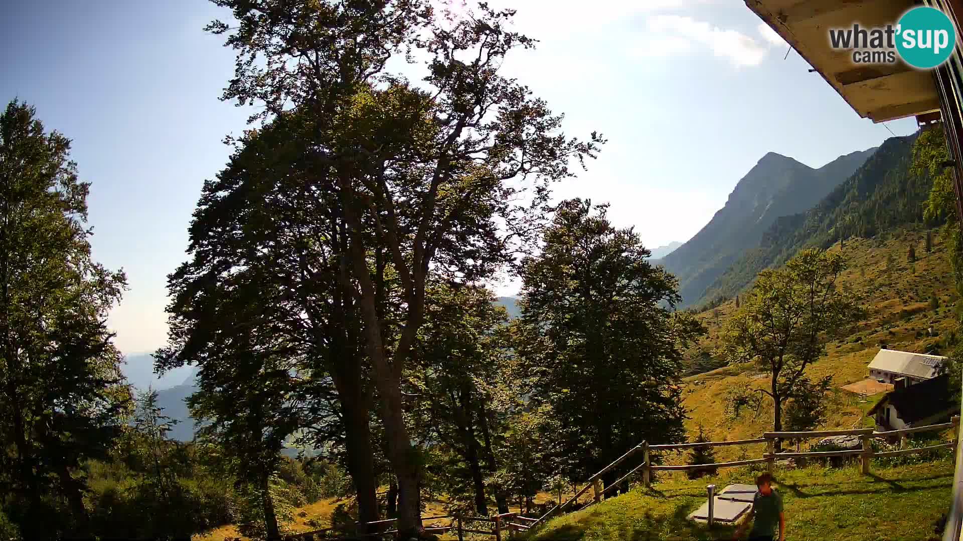 Cámara en vivo de la cabaña de montaña Planina Razor (1315) | vista hacia Tolminski Migovec