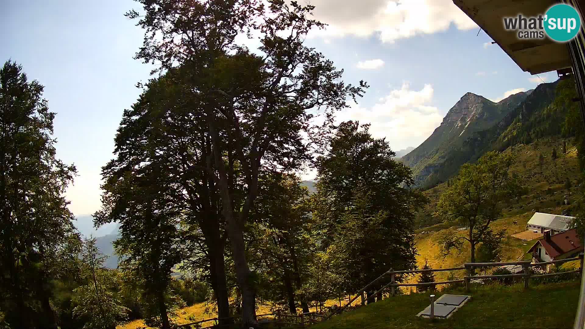Baita di montagna Planina Razor webcam (1315) | vista su Tolminski Migovec