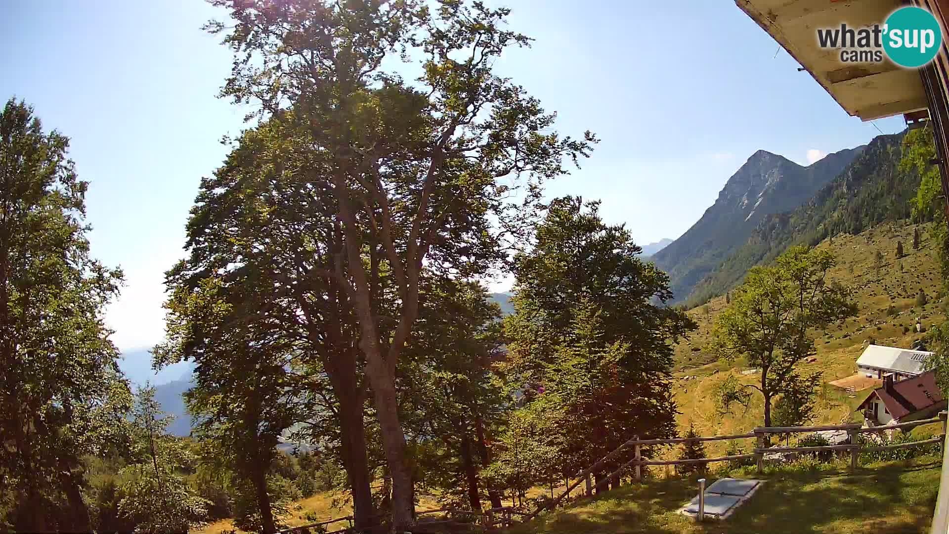 Baita di montagna Planina Razor webcam (1315) | vista su Tolminski Migovec