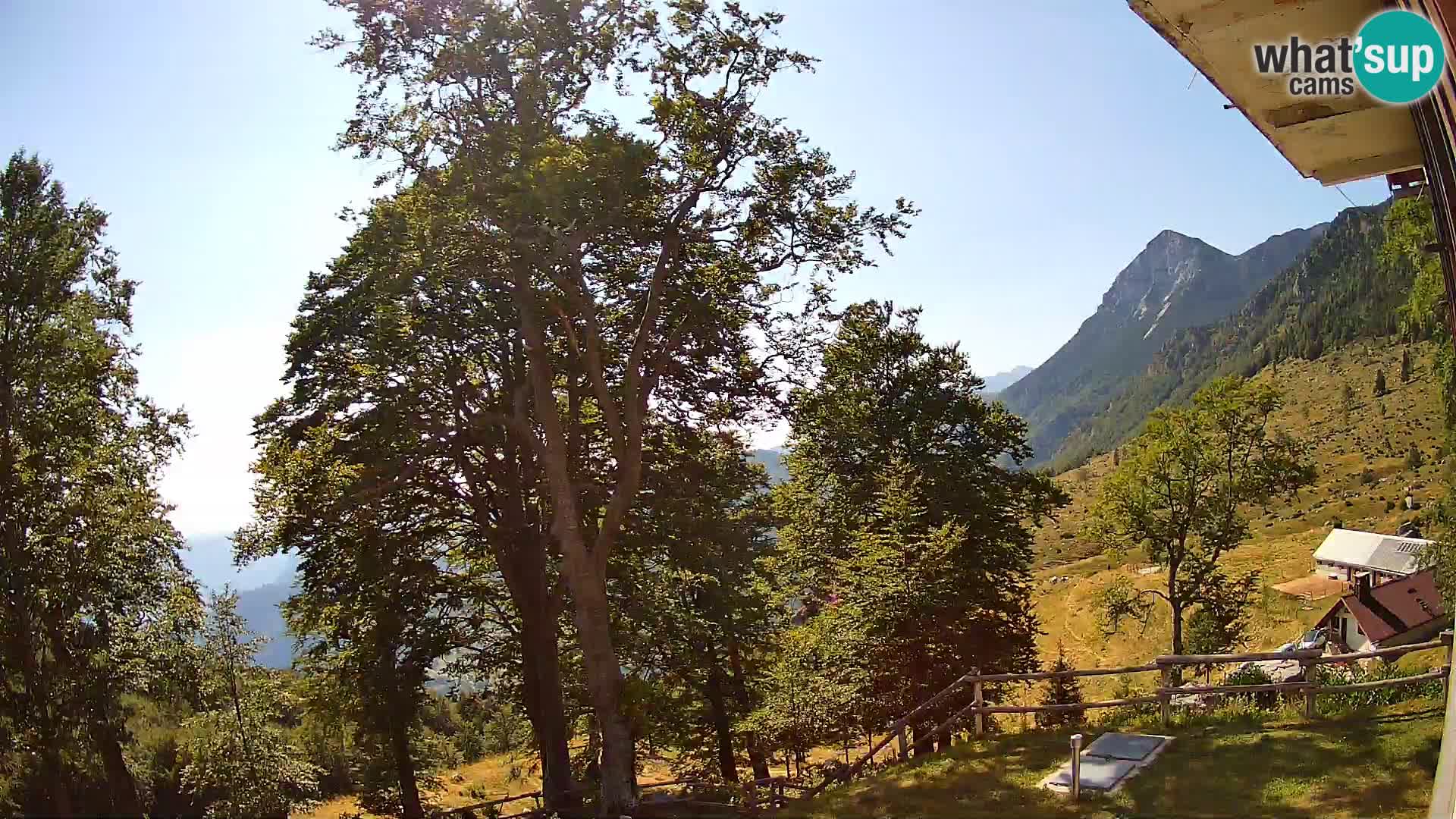 Baita di montagna Planina Razor webcam (1315) | vista su Tolminski Migovec