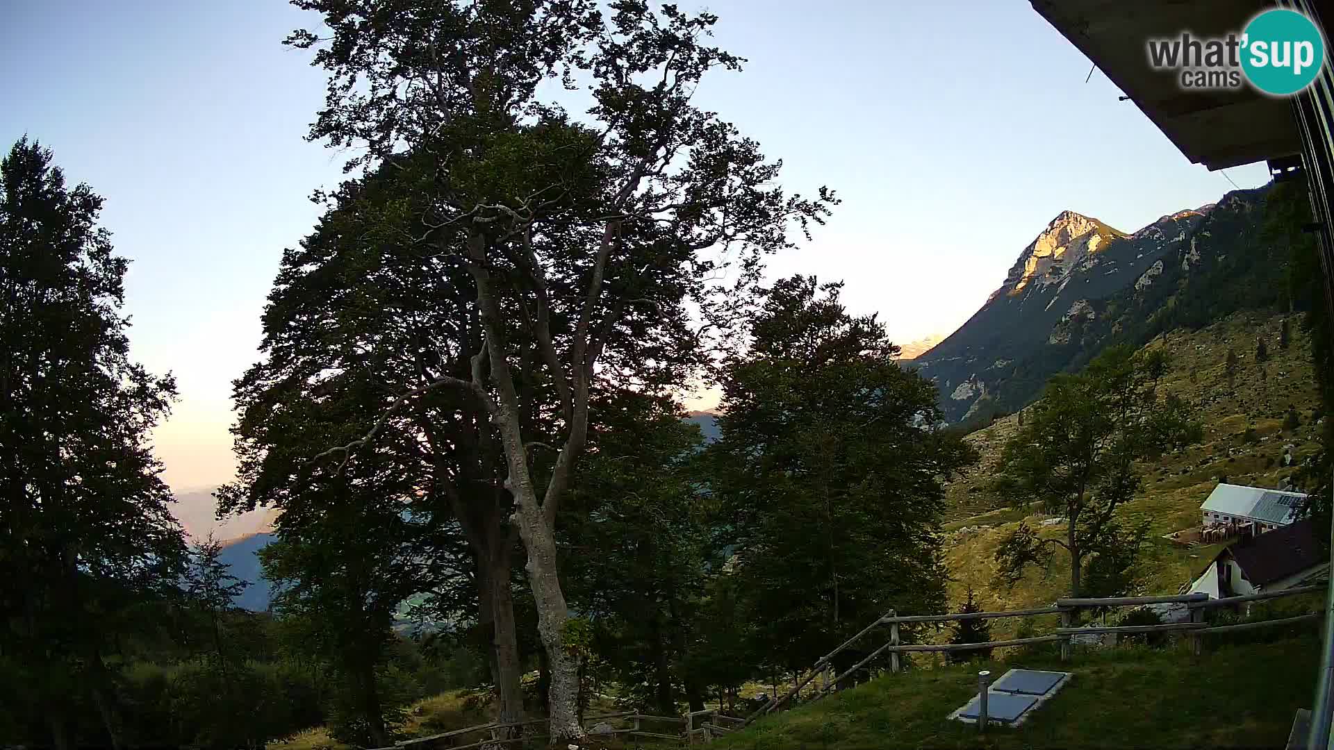 Koča na Planini Razor spletna kamera (1315) | Pogled na Tolminski Migovec
