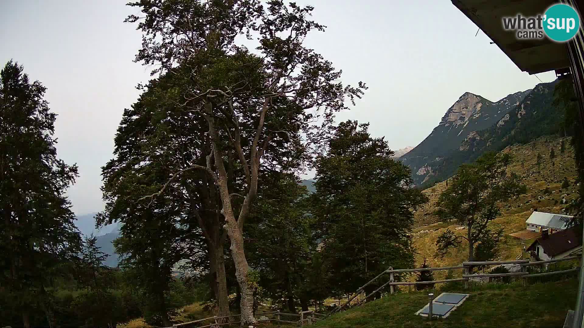 Baita di montagna Planina Razor webcam (1315) | vista su Tolminski Migovec