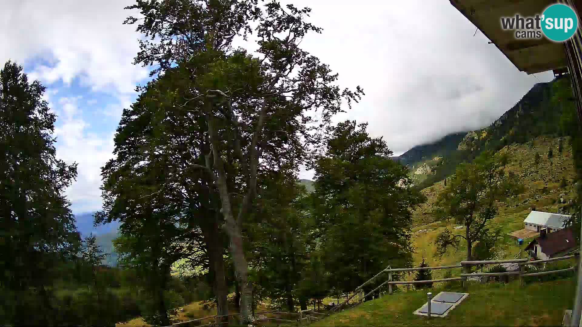 Baita di montagna Planina Razor webcam (1315) | vista su Tolminski Migovec
