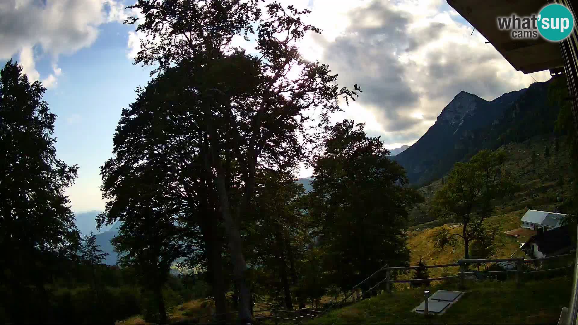 Koča na Planini Razor spletna kamera (1315) | Pogled na Tolminski Migovec