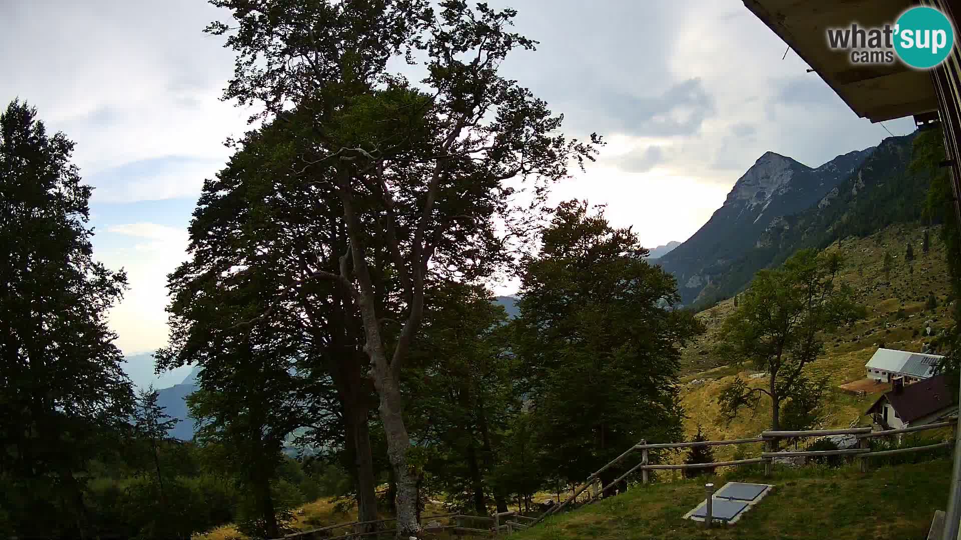 Baita di montagna Planina Razor webcam (1315) | vista su Tolminski Migovec