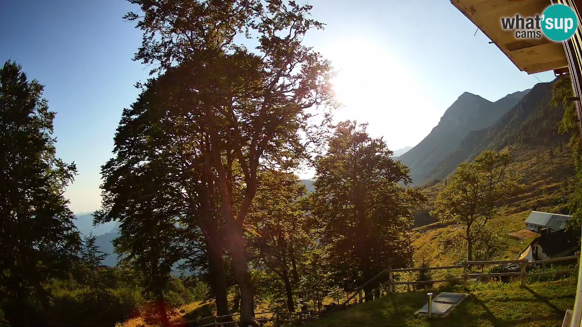 Planina Razor Bergütte Webcam (1315) | Blick auf Tolminski Migovec