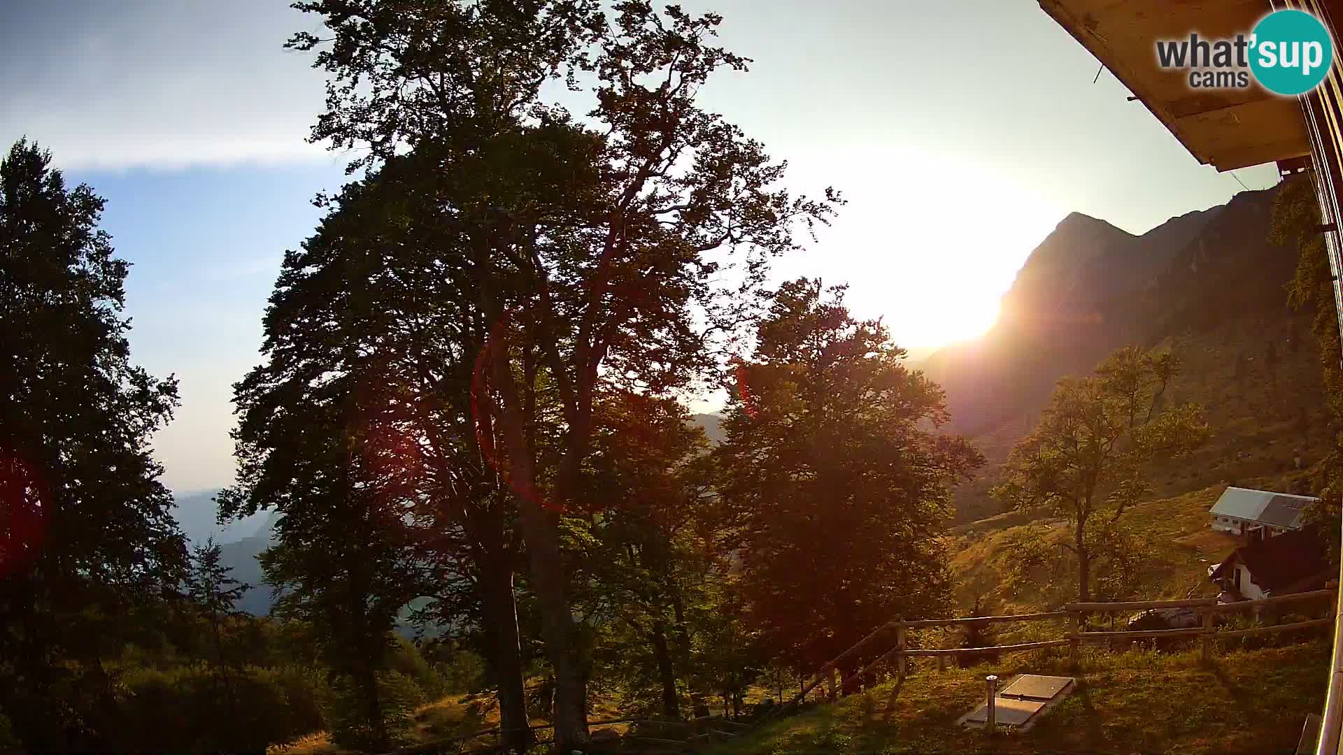 Cámara en vivo de la cabaña de montaña Planina Razor (1315) | vista hacia Tolminski Migovec