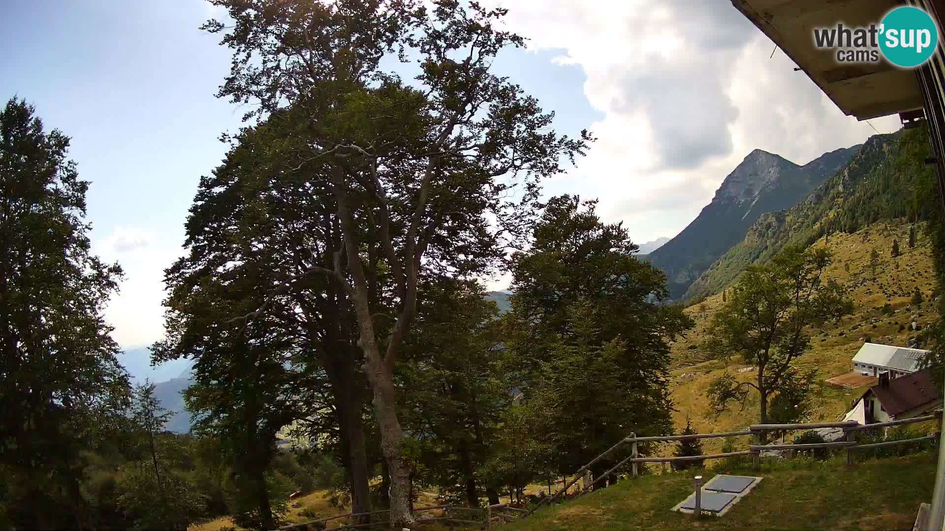 Koča na Planini Razor spletna kamera (1315) | Pogled na Tolminski Migovec