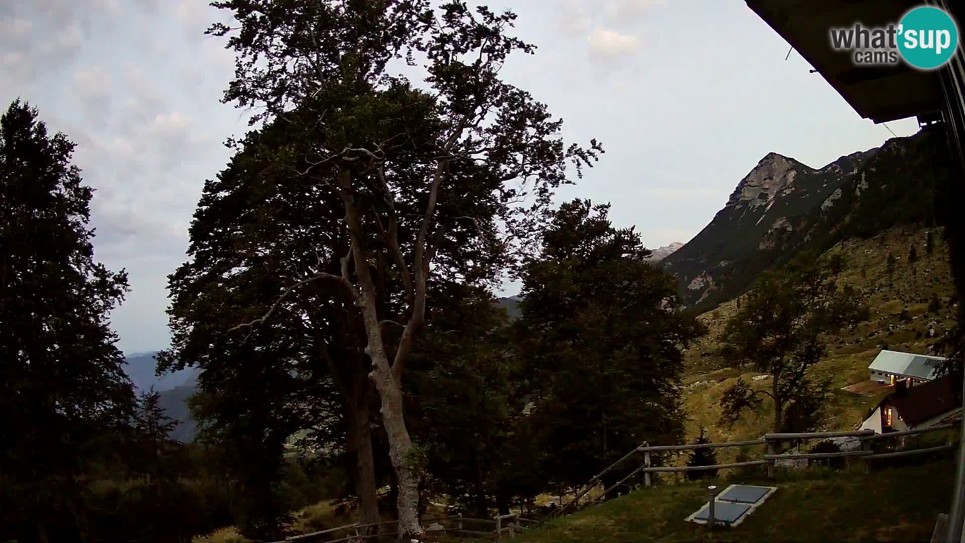 Koča na Planini Razor spletna kamera (1315) | Pogled na Tolminski Migovec