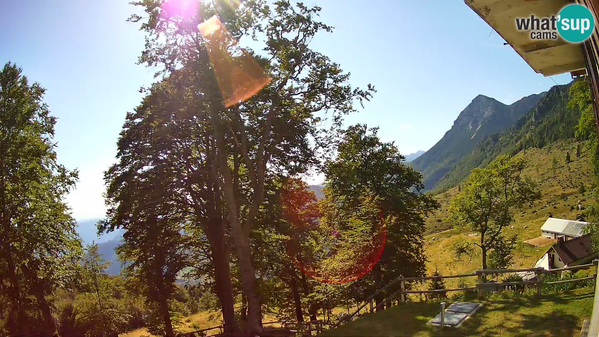 Koča na Planini Razor spletna kamera (1315) | Pogled na Tolminski Migovec