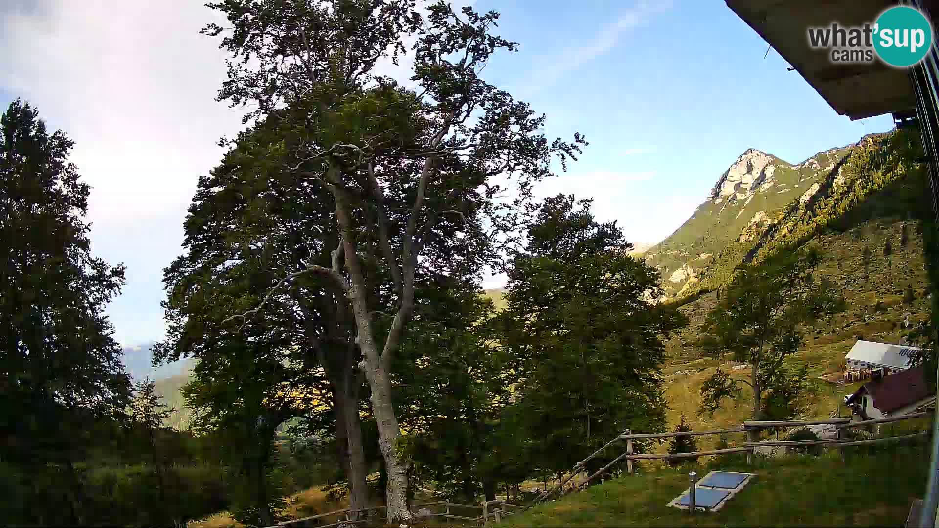 Koča na Planini Razor spletna kamera (1315) | Pogled na Tolminski Migovec