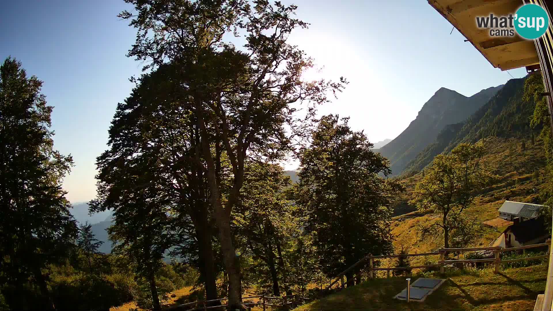 Planina Razor Bergütte Webcam (1315) | Blick auf Tolminski Migovec
