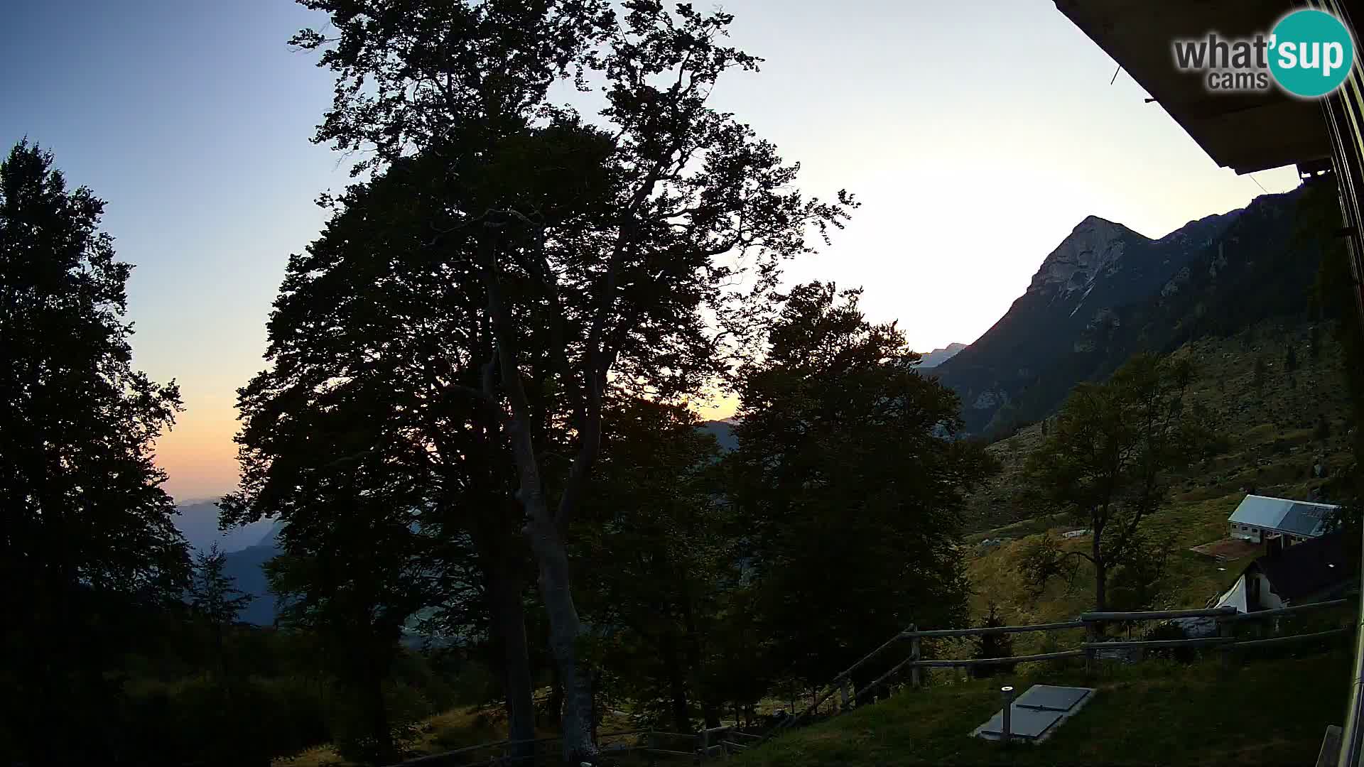 Koča na Planini Razor spletna kamera (1315) | Pogled na Tolminski Migovec