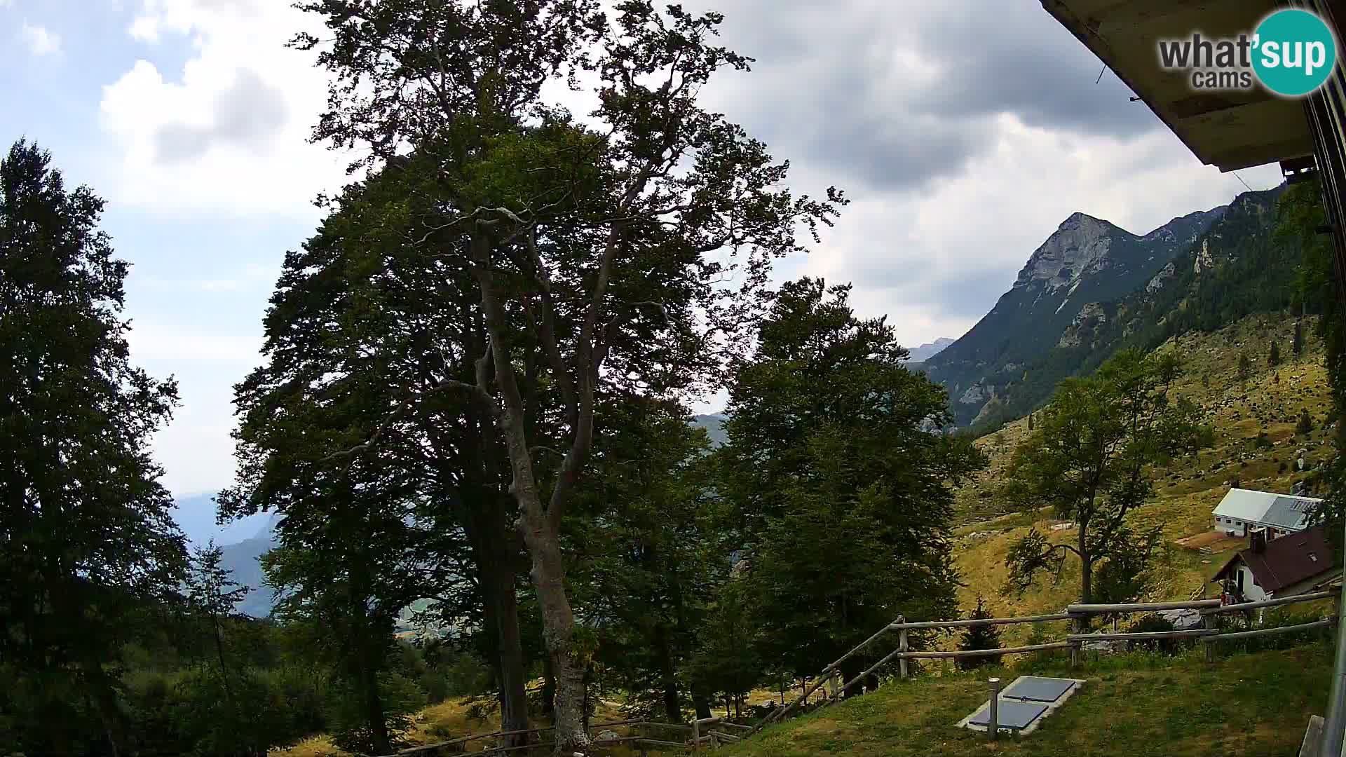 Cámara en vivo de la cabaña de montaña Planina Razor (1315) | vista hacia Tolminski Migovec