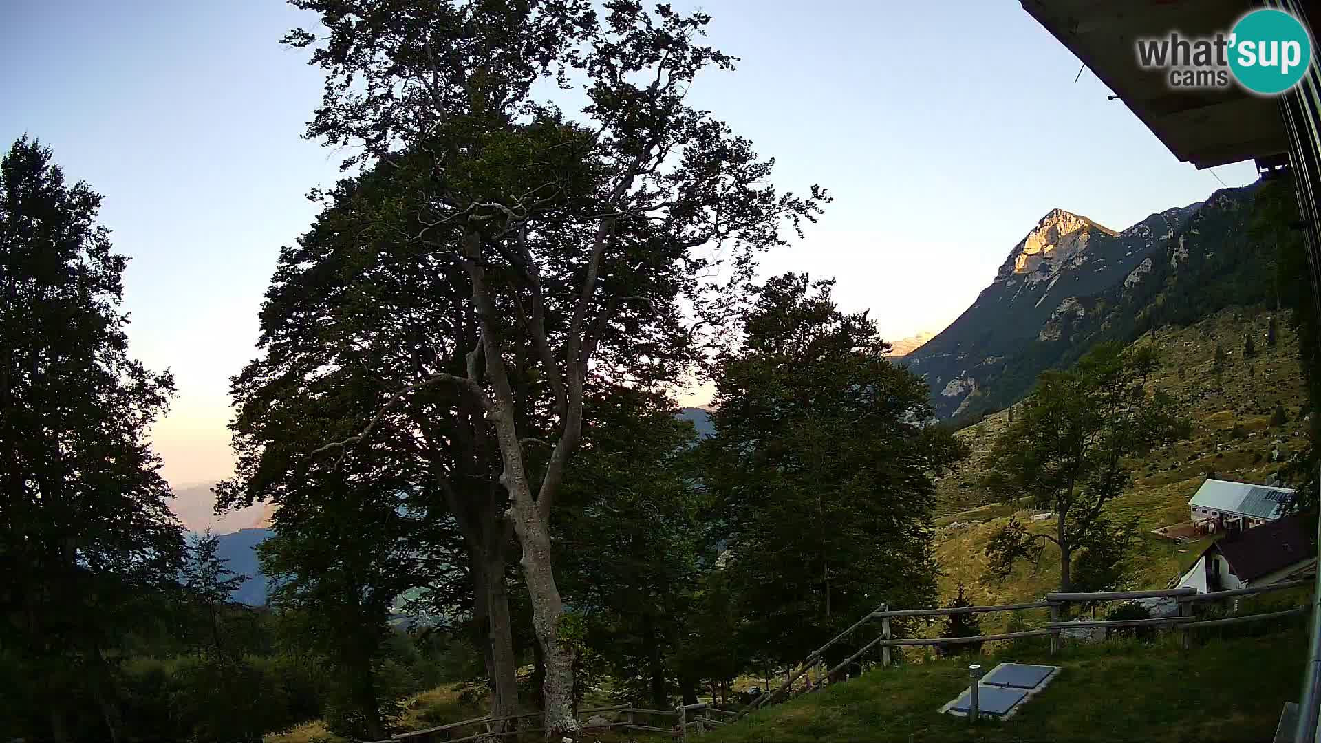 Cámara en vivo de la cabaña de montaña Planina Razor (1315) | vista hacia Tolminski Migovec