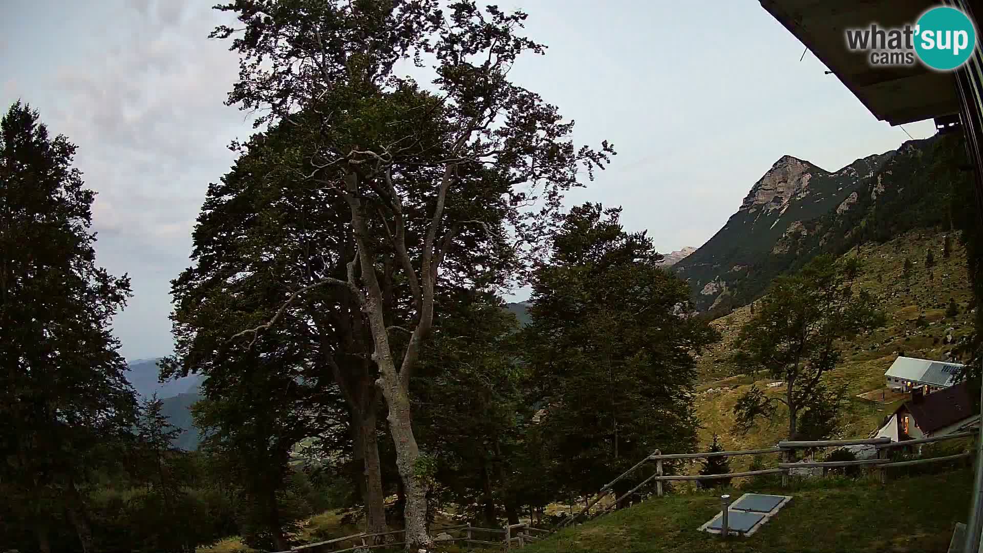 Baita di montagna Planina Razor webcam (1315) | vista su Tolminski Migovec
