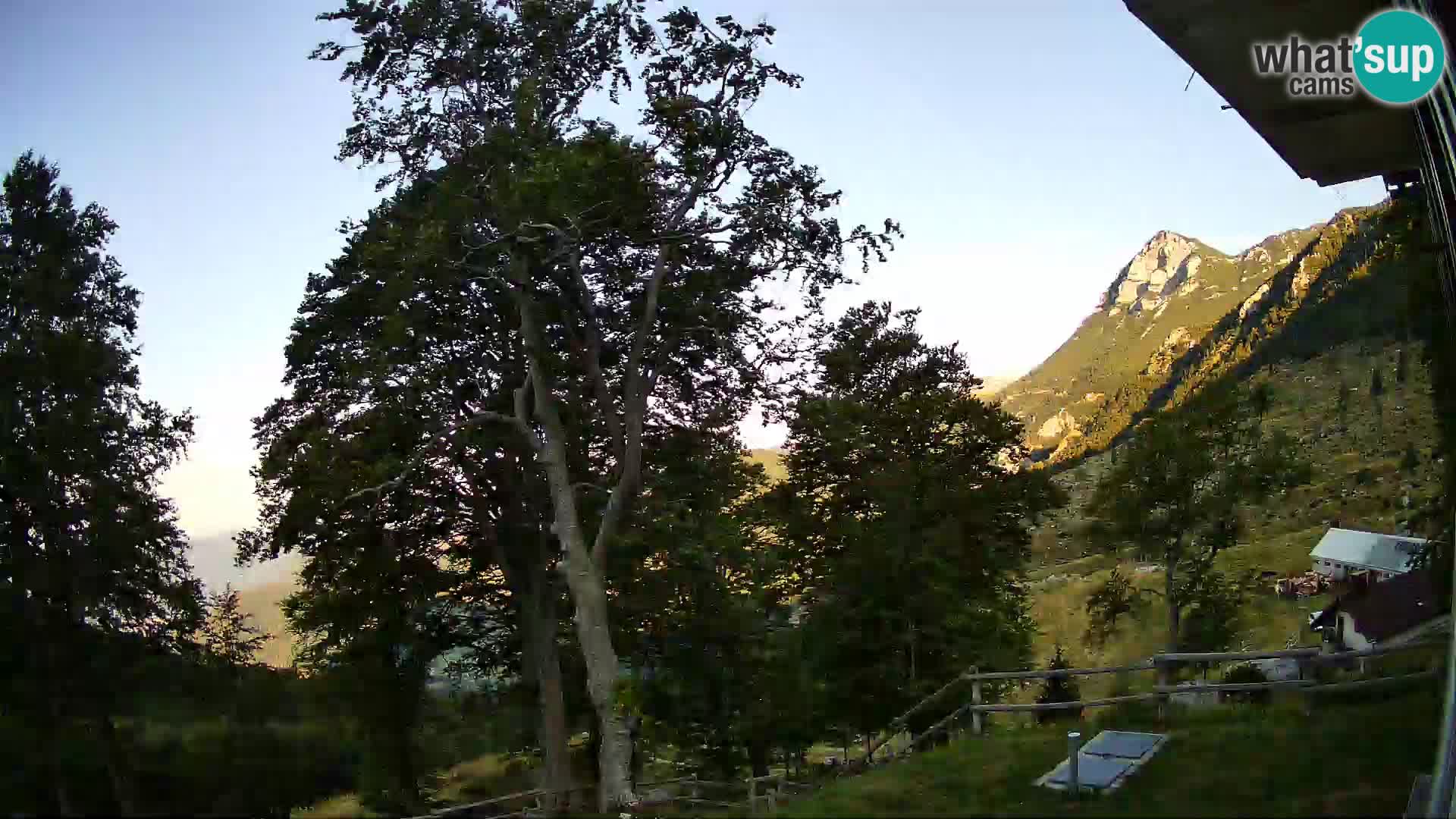 Koča na Planini Razor spletna kamera (1315) | Pogled na Tolminski Migovec