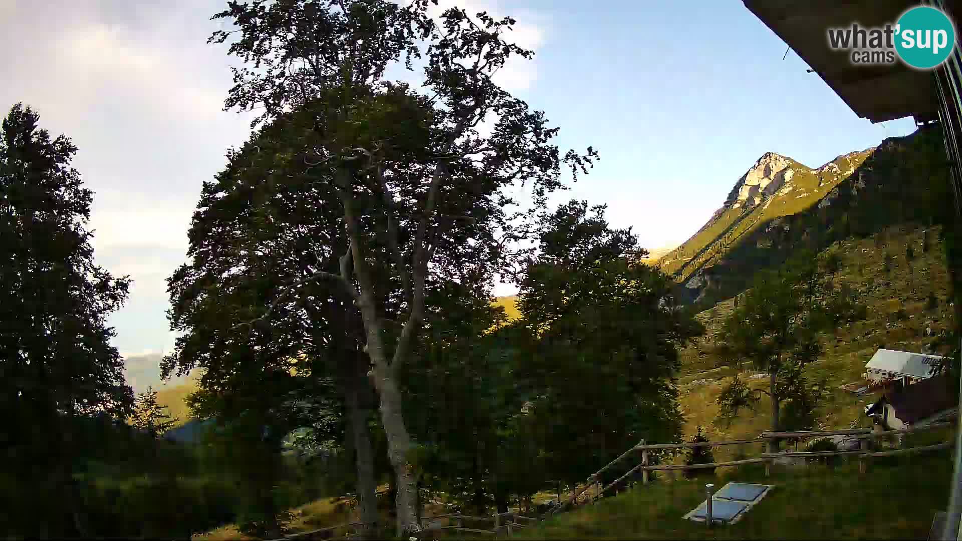 Cámara en vivo de la cabaña de montaña Planina Razor (1315) | vista hacia Tolminski Migovec