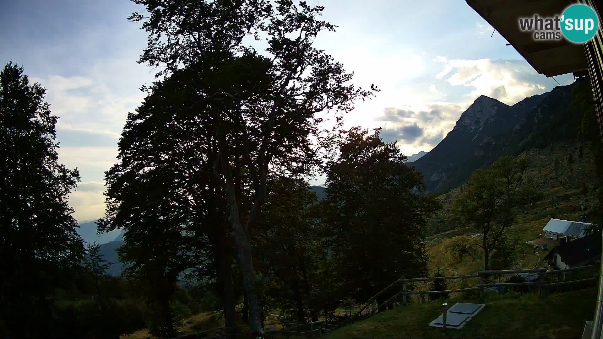 Baita di montagna Planina Razor webcam (1315) | vista su Tolminski Migovec
