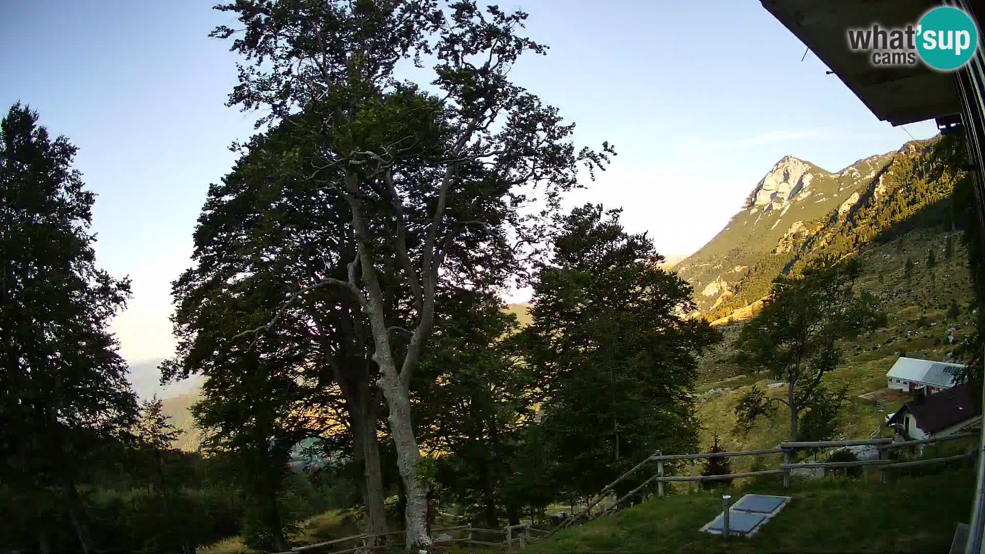 Planina Razor Bergütte Webcam (1315) | Blick auf Tolminski Migovec