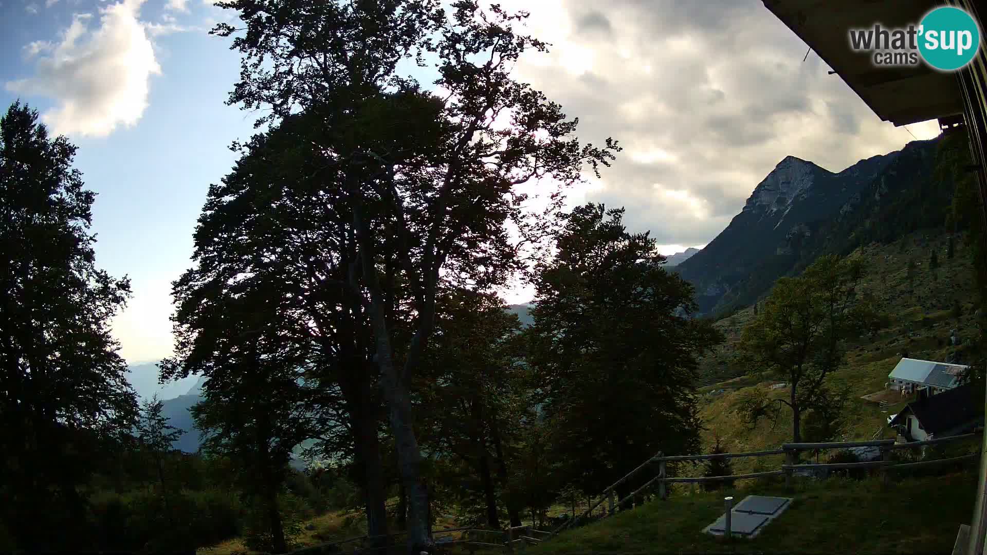 Planina Razor Bergütte Webcam (1315) | Blick auf Tolminski Migovec