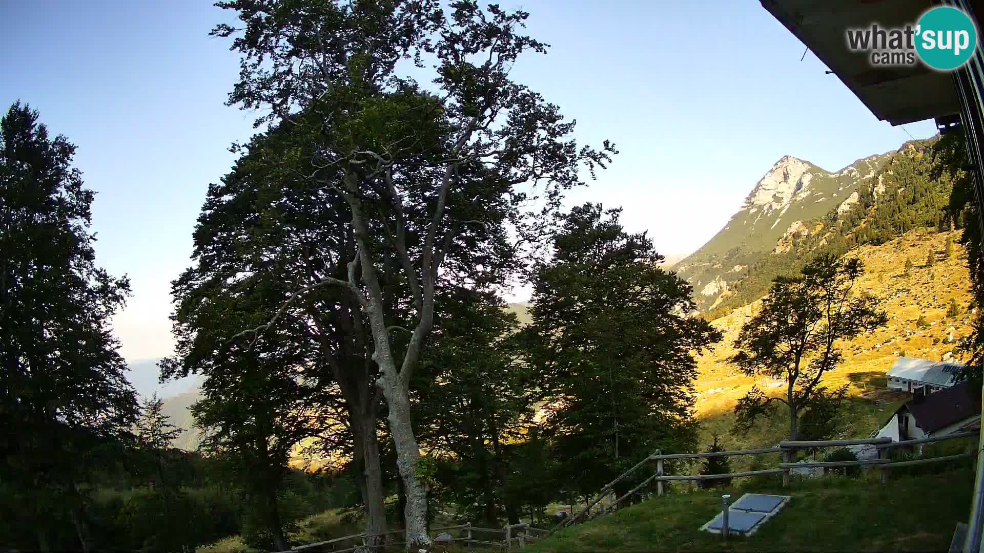 Baita di montagna Planina Razor webcam (1315) | vista su Tolminski Migovec